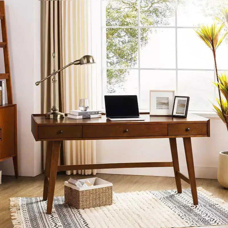 Bureau d'ordinateur avec prise électrique intégrée