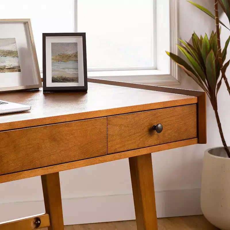 Bureau d'ordinateur avec prise électrique intégrée