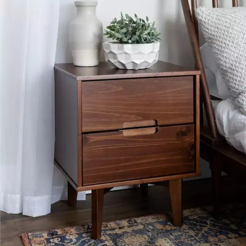 Table de chevet Mid-Century Moderne en bois massif à 2 tiroirs avec poignées découpées – Noyer