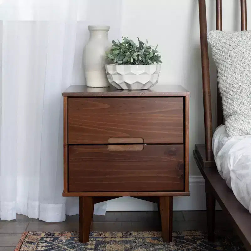 Table de chevet Mid-Century Moderne en bois massif à 2 tiroirs avec poignées découpées – Noyer
